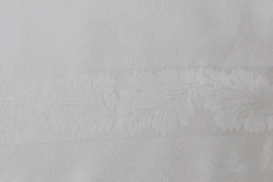 asciugamano bianco con ricamo a tema foglie