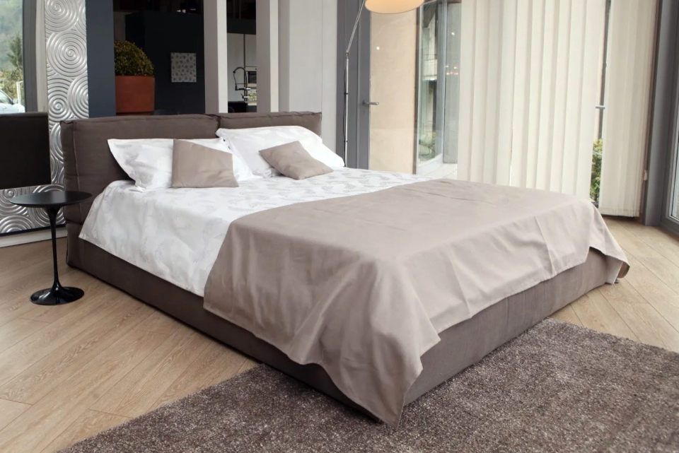 letto matrimoniale con top sheet color tortora