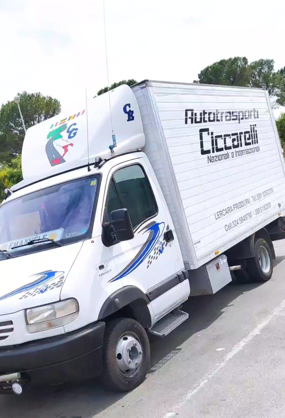 Camion bianco con cassone della Autotrasporti Ciccarelli parcheggiato sull'asfalto.