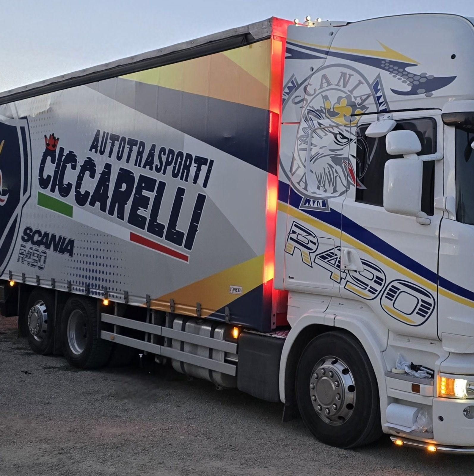 Camion Scania bianco con logo 