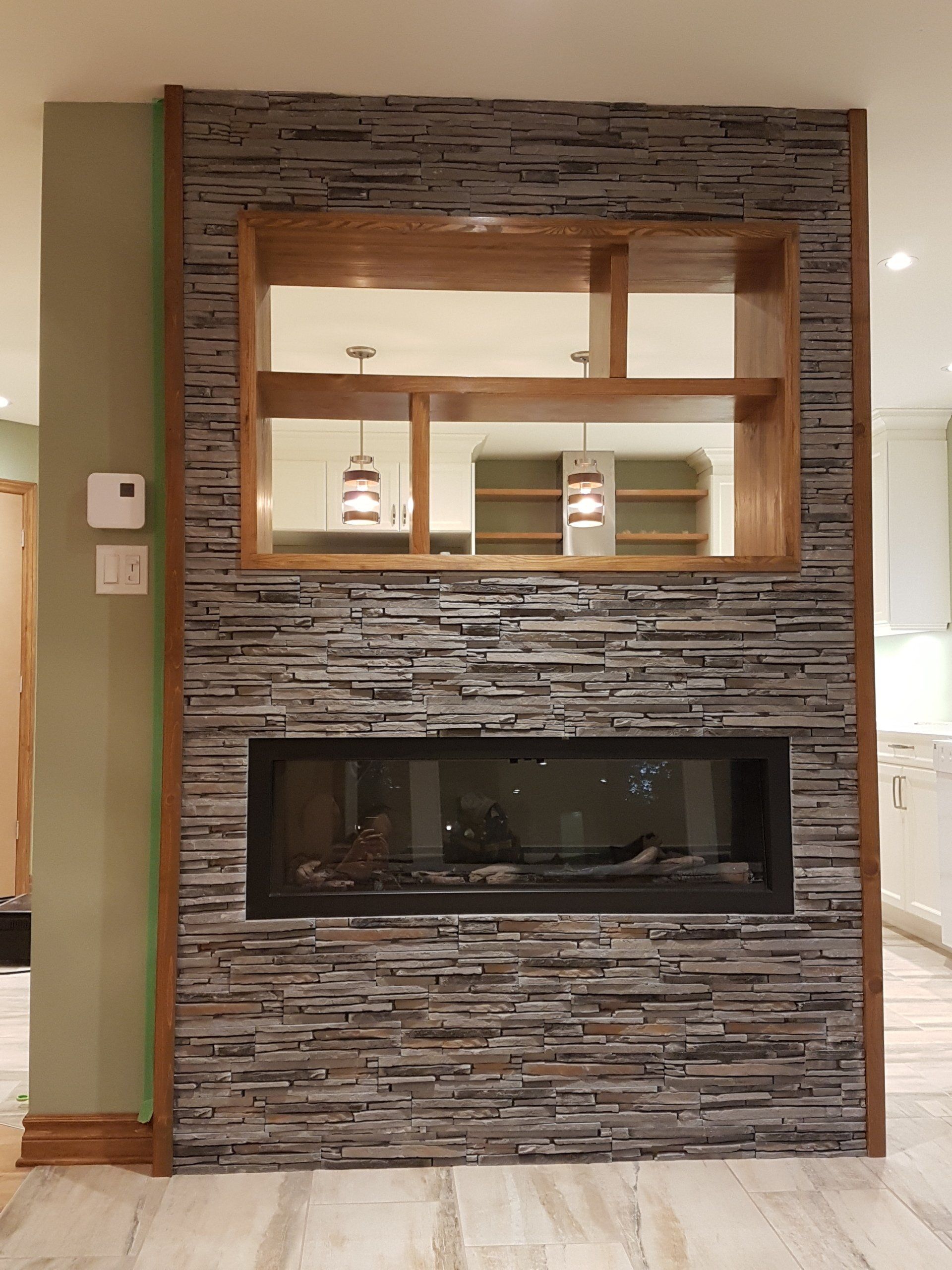 Il y a une cheminée au milieu de la pièce.