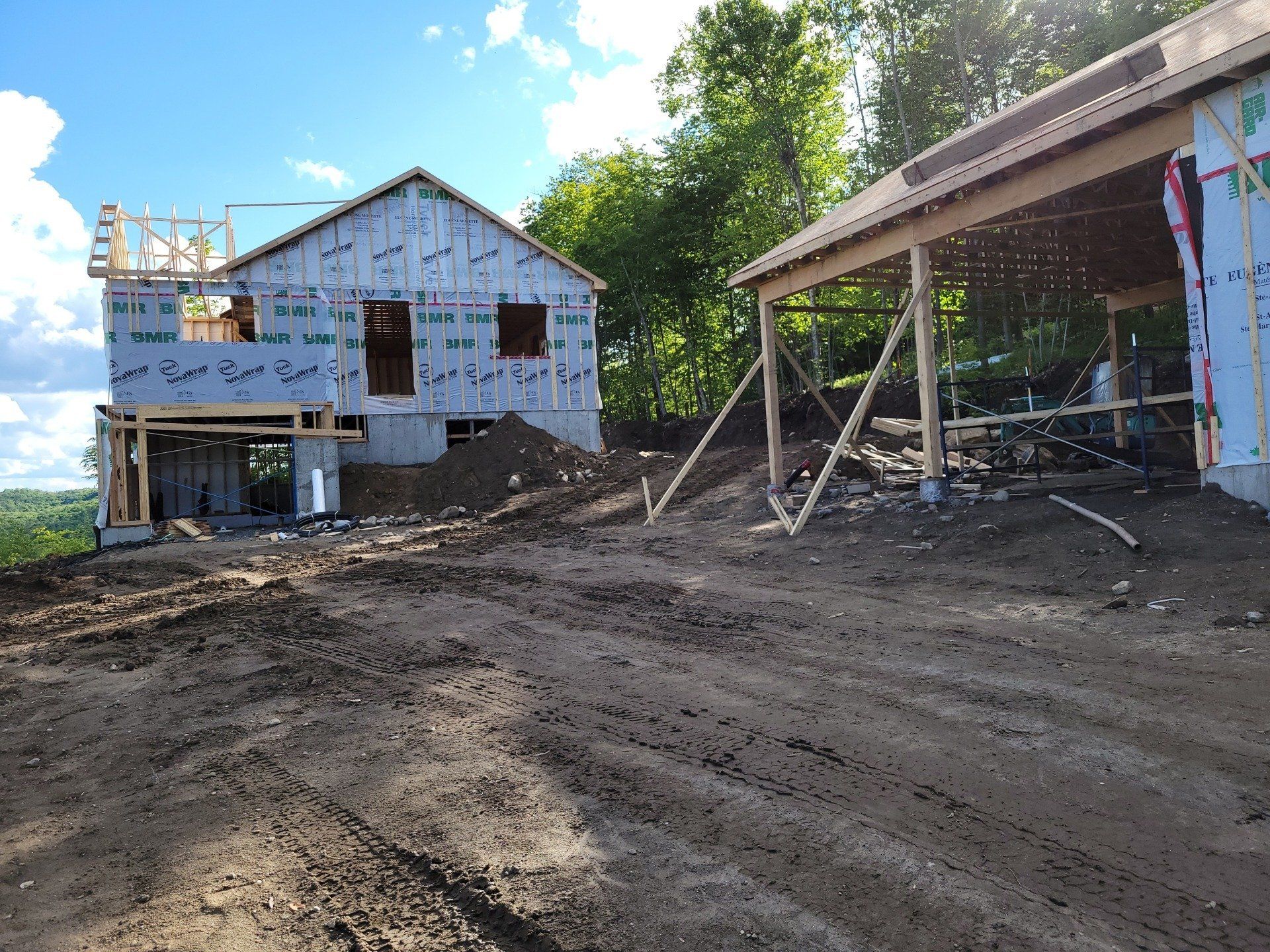 Une maison est en construction sur une colline de terre