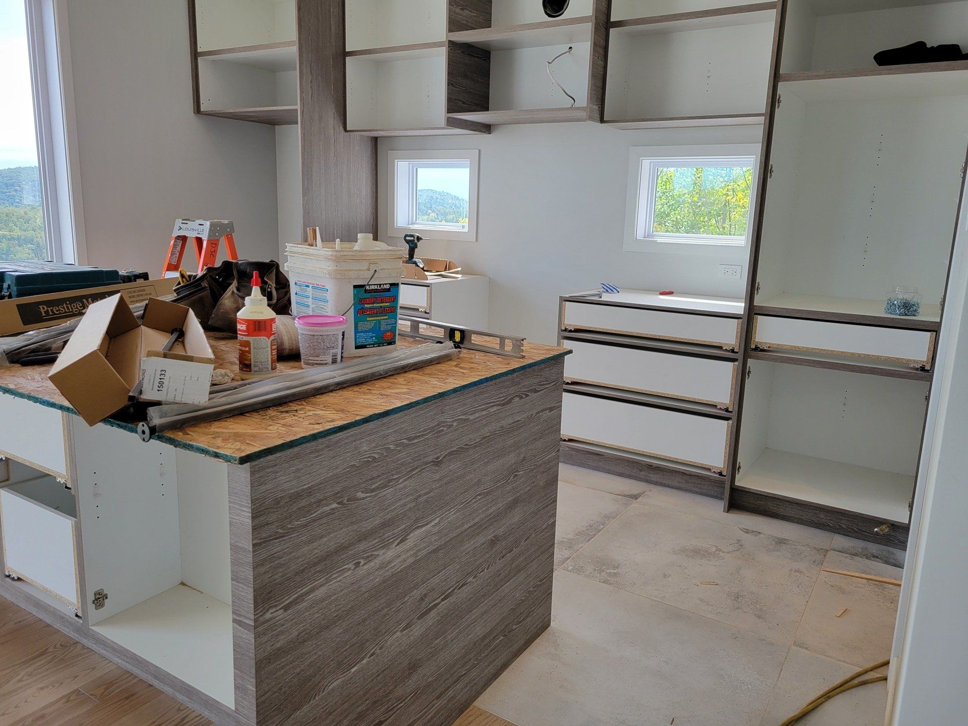 Une cuisine en construction avec un grand îlot au milieu de la pièce.