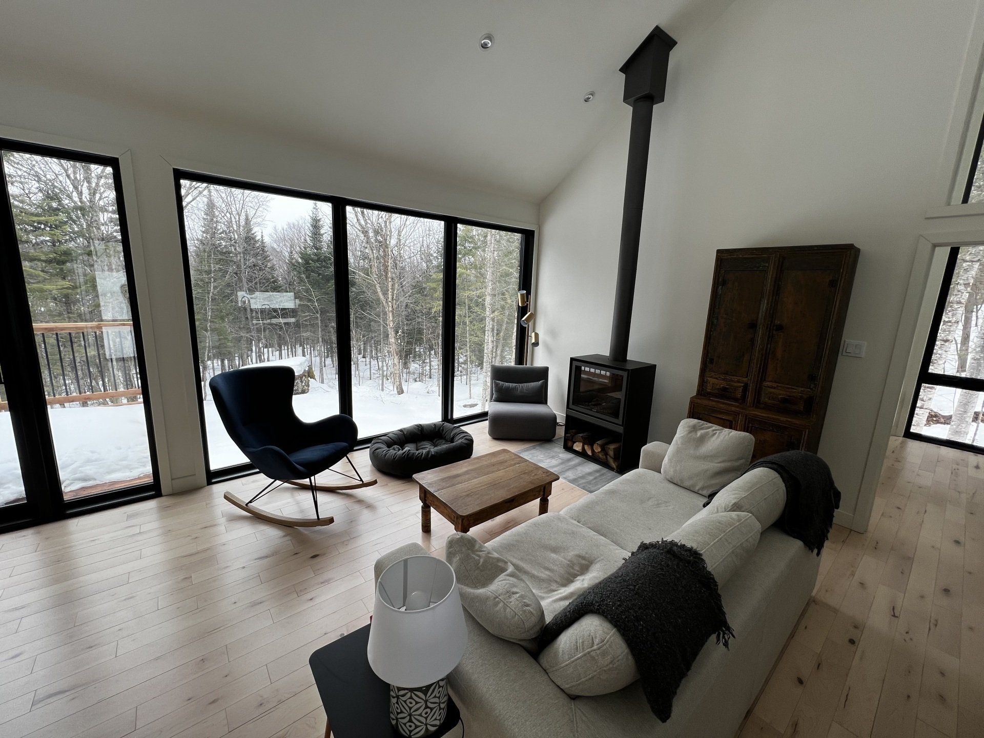 Un salon avec un canapé, des chaises et une cheminée.