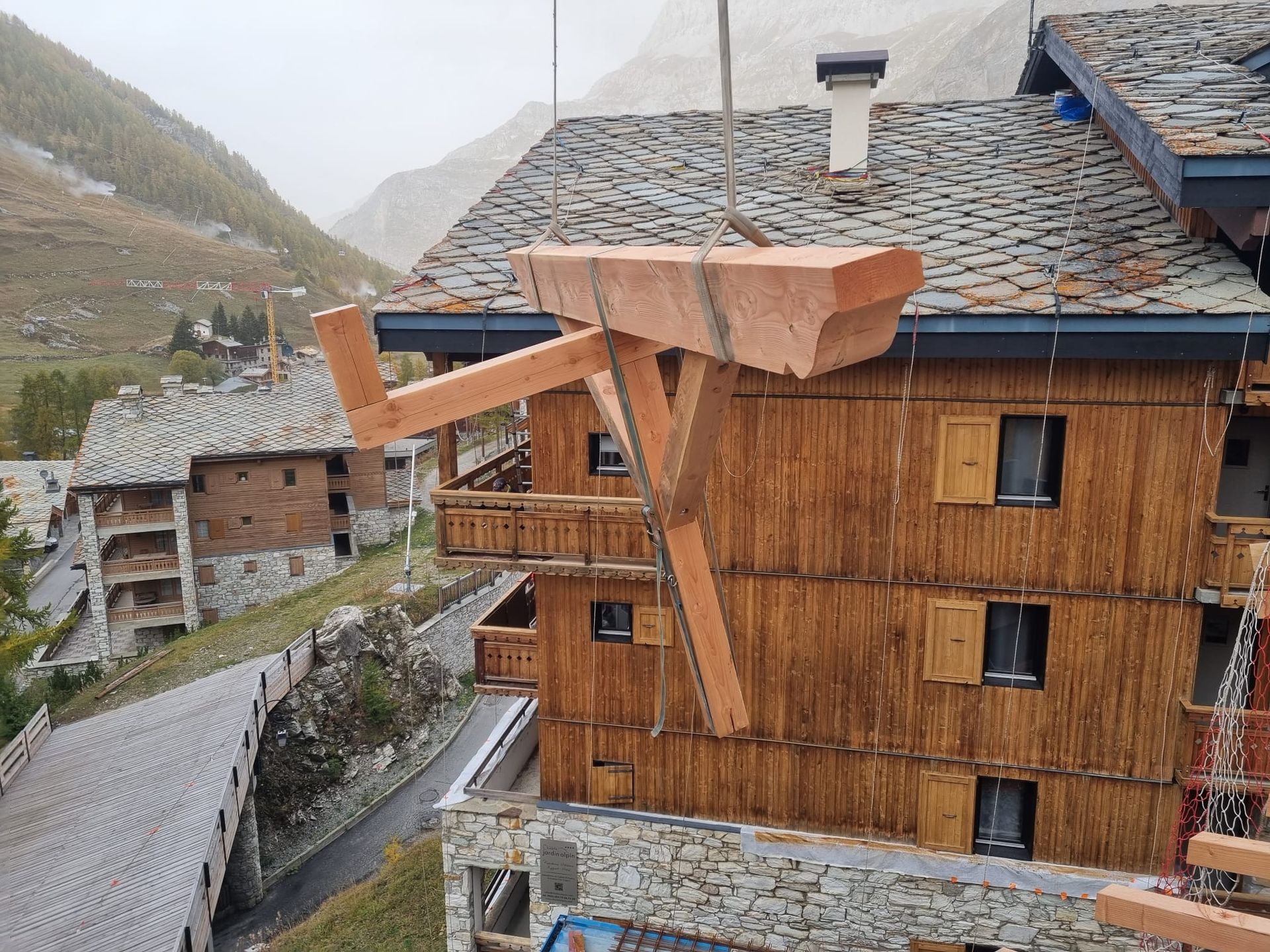 Charpentes Bois & Montagne, réalisation 2 de travaux de charpente, toitures, couvertures, zinguerie, ossature bois en Savoie