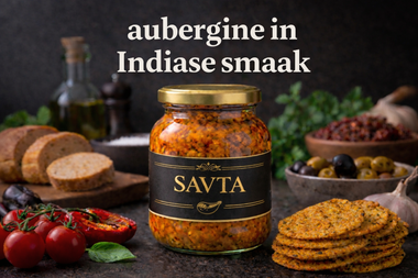 Een pot aubergine relish met Indiase smaak, met het etiket 