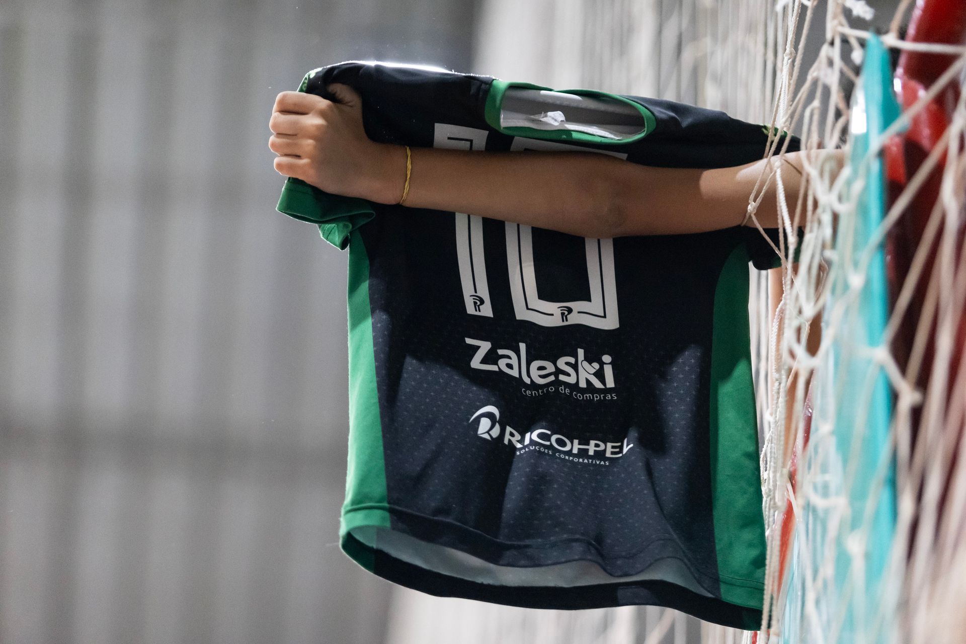 Torcedor está segurando e comemorando com uma camisa numero 10