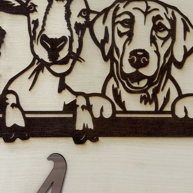 Eine Schwarzweißzeichnung von zwei Hunden, die über einen Zaun schauen