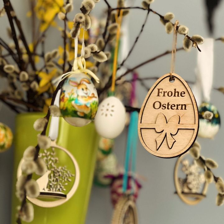 Ein hölzernes Ei mit den Worten „Frohe Ostern“ darauf geschrieben