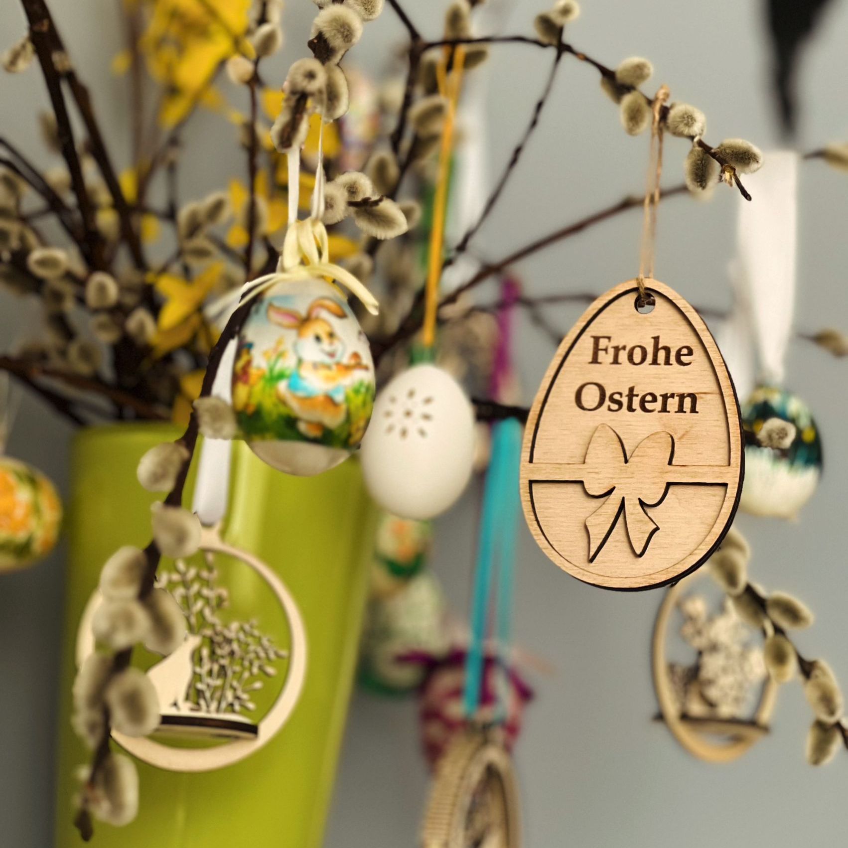 Ein Haufen Osterdekorationen mit einer, auf der steht „Frohe Ostern“
