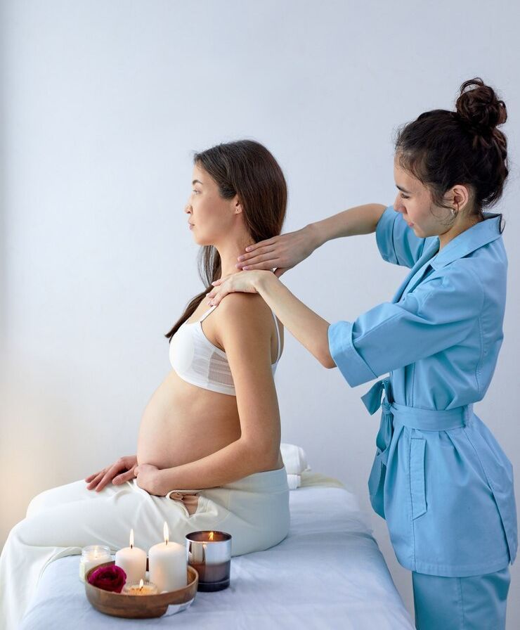 Une femme enceinte se fait masser dans un spa.