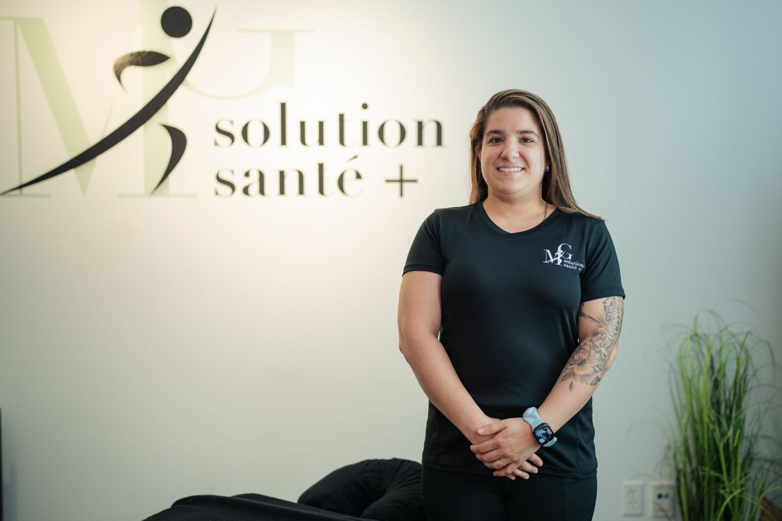 Une femme portant une chemise noire avec le mot « like » dessus