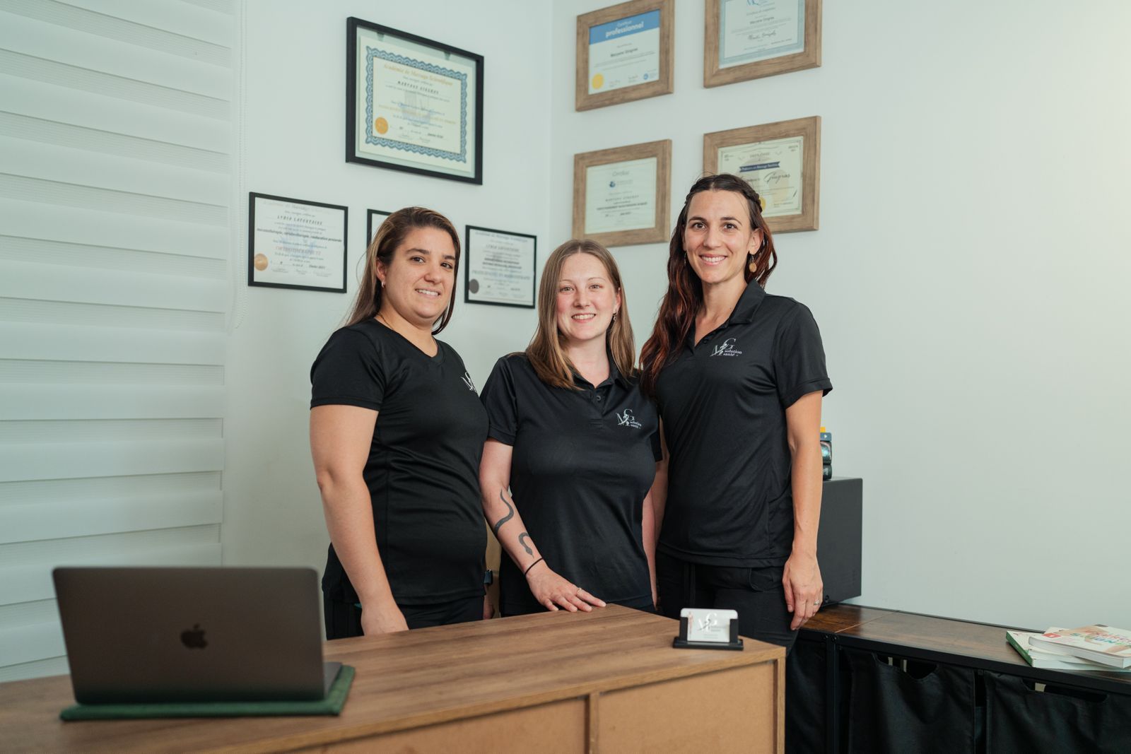 Une pièce avec un lit, des chaises et un panneau sur le mur.
