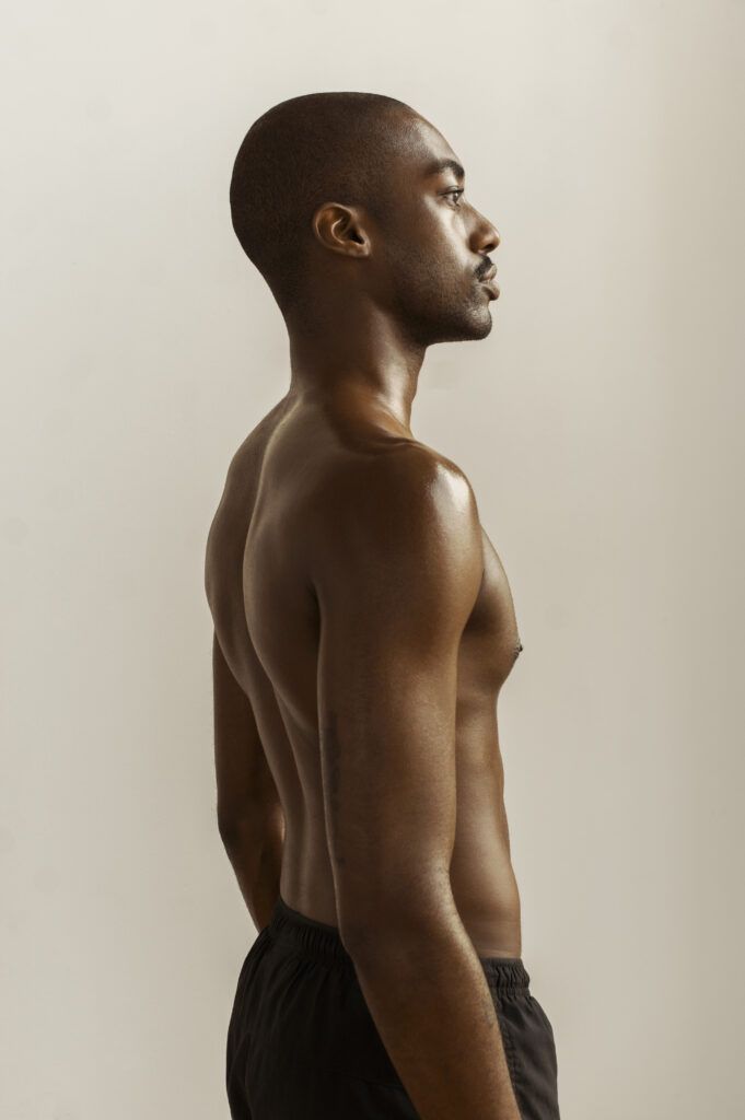 Une personne reçoit un massage avec ses mains sur le dos d'une autre personne.