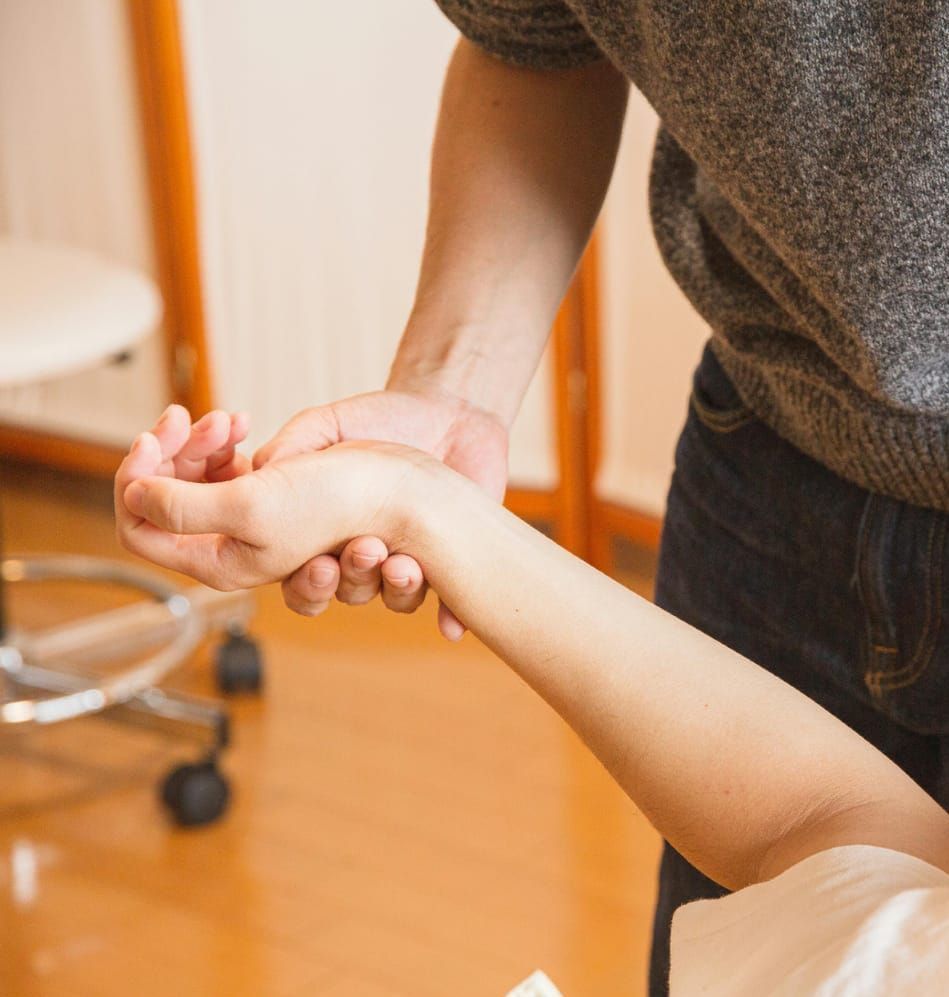 Un homme masse le poignet d'une femme