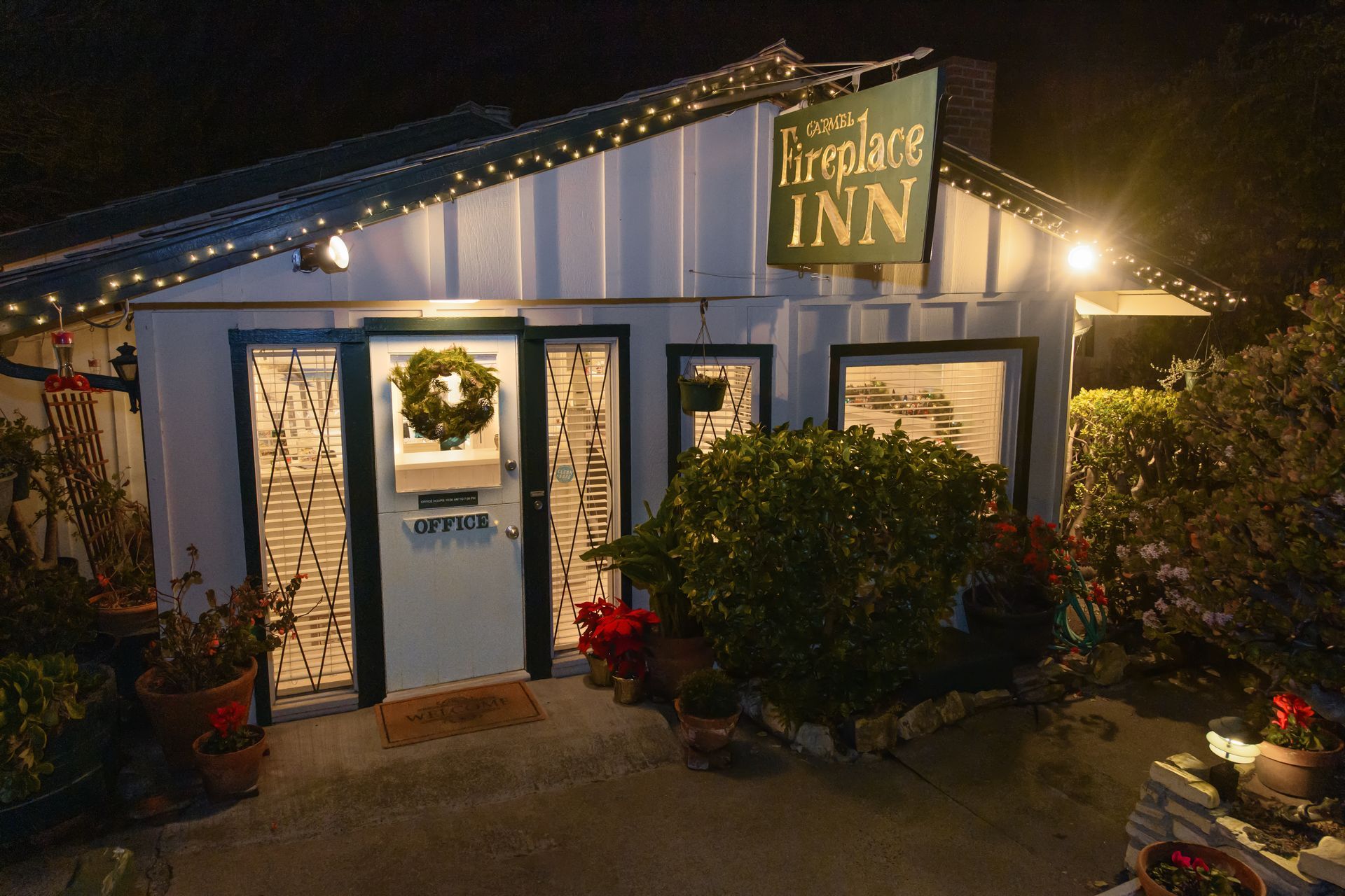A white building with a sign that says fireplaces inn