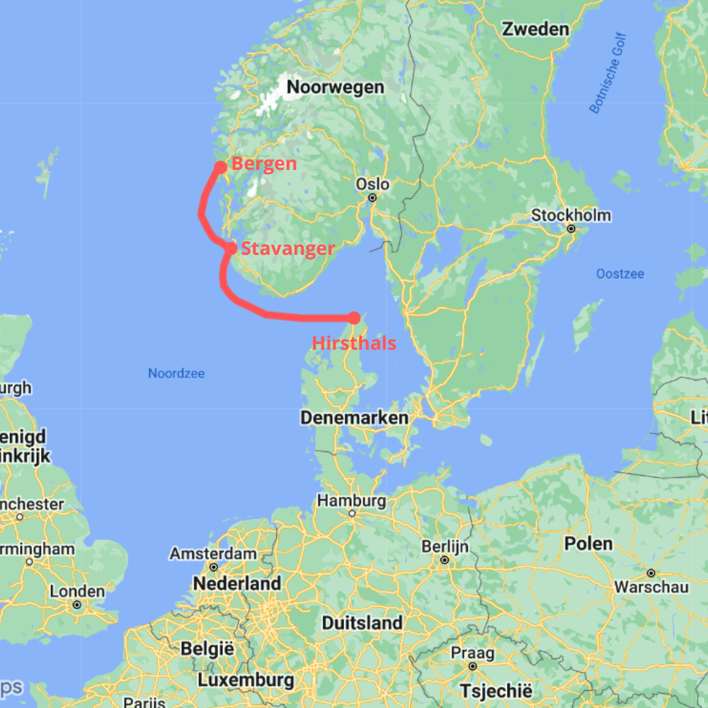 Landkaart met rode lijnen van Hirsthals naar Stavanger en vervolgens naar Bergen
