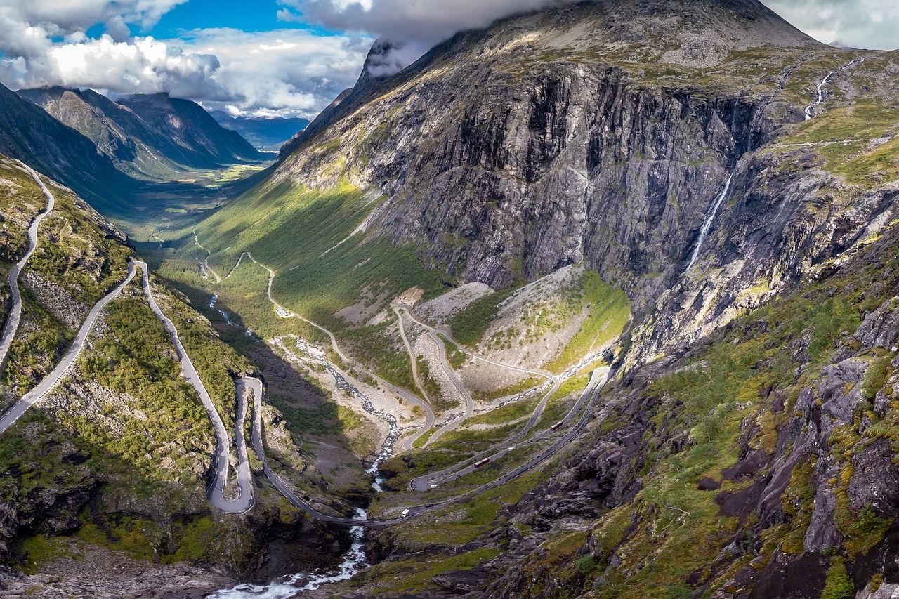 Uitzicht op de Trollstigen en de achterliggende vallei