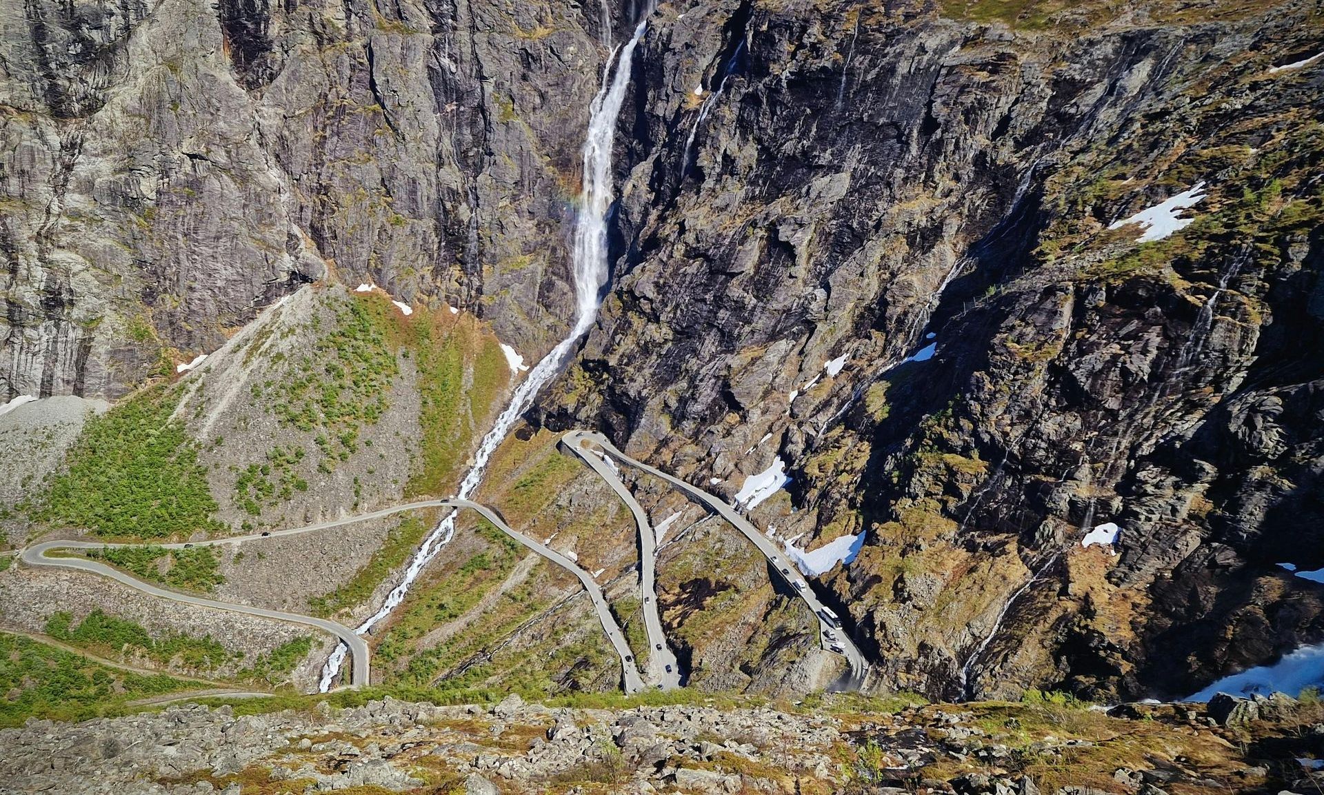 Trollstigen met waterval