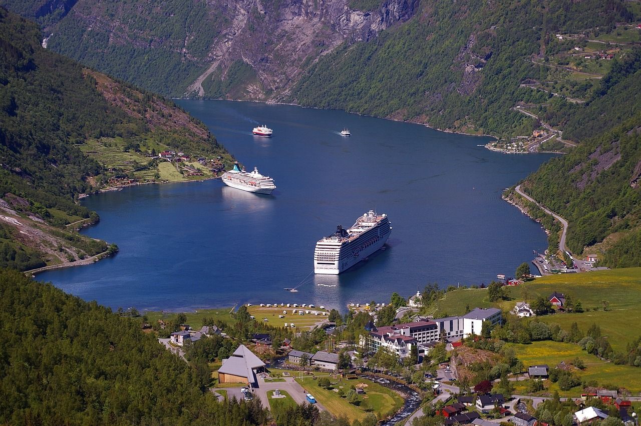 Cruise Noorwegen, cruiseschip op fjord