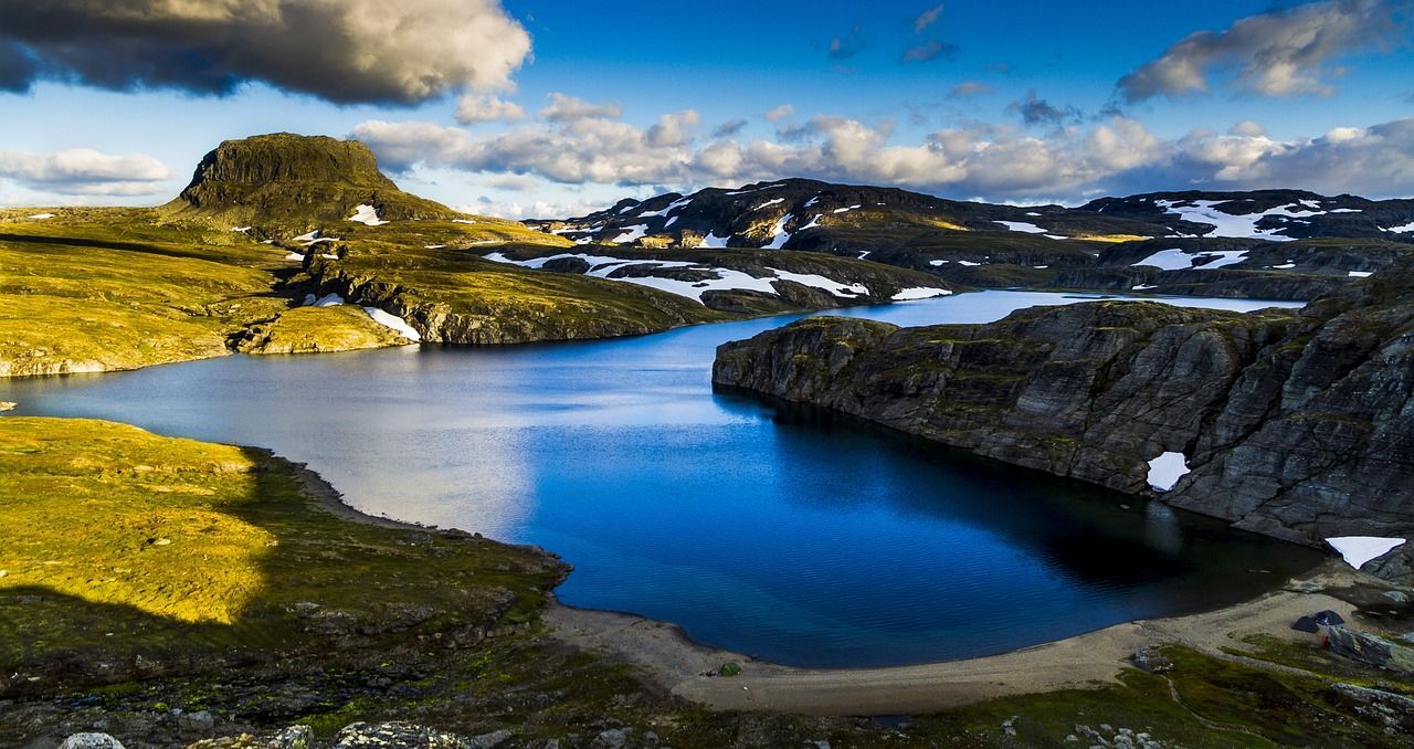 Er is een meer midden op een berg omringd door bergen.