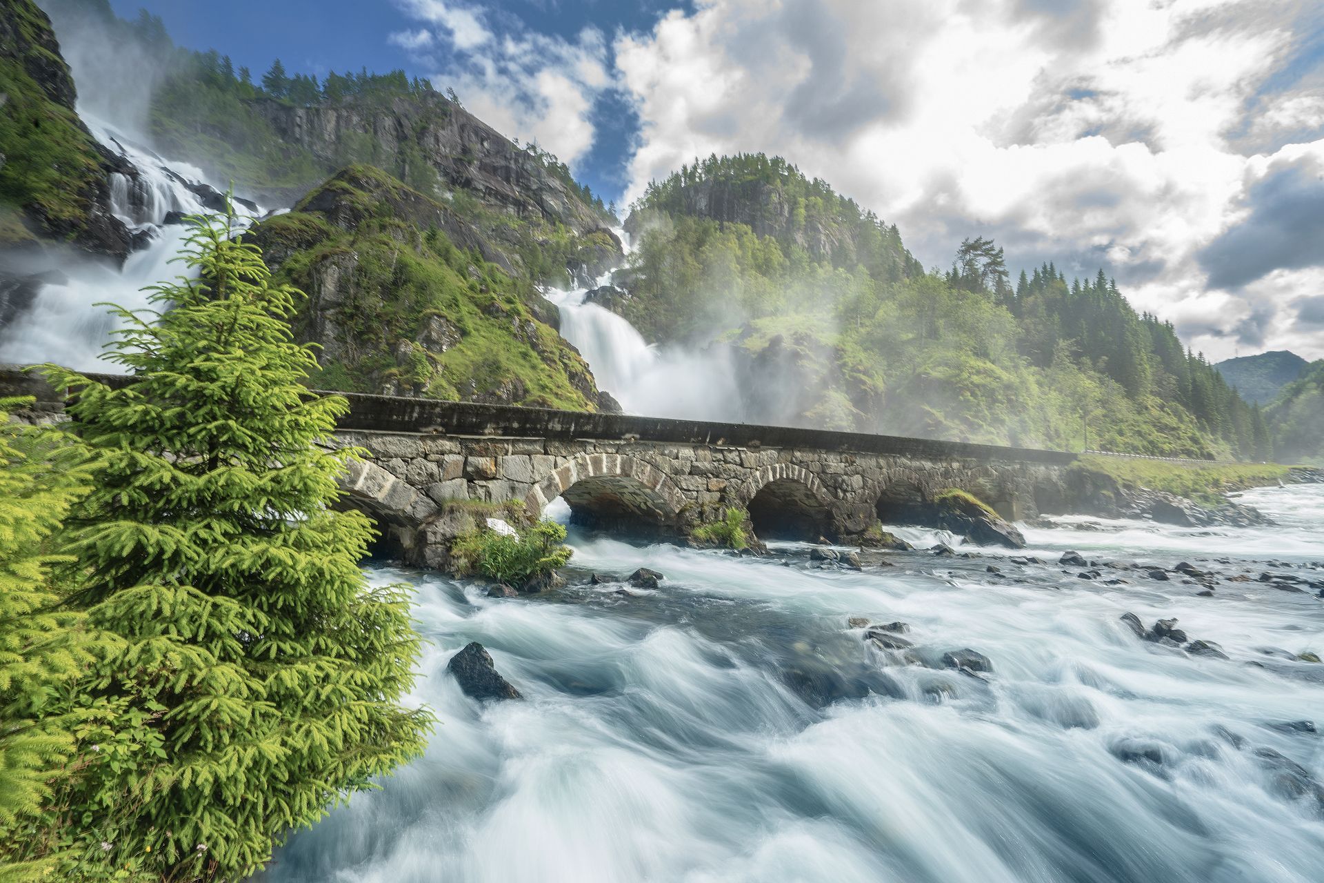 Watervallen Noorwegen in een adembenemend landschap
