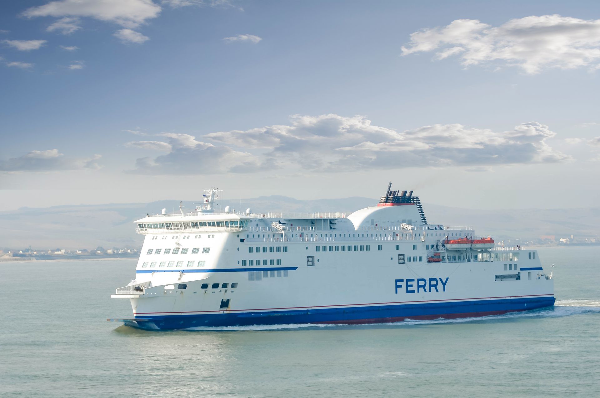 Een veerboot drijft op een watermassa