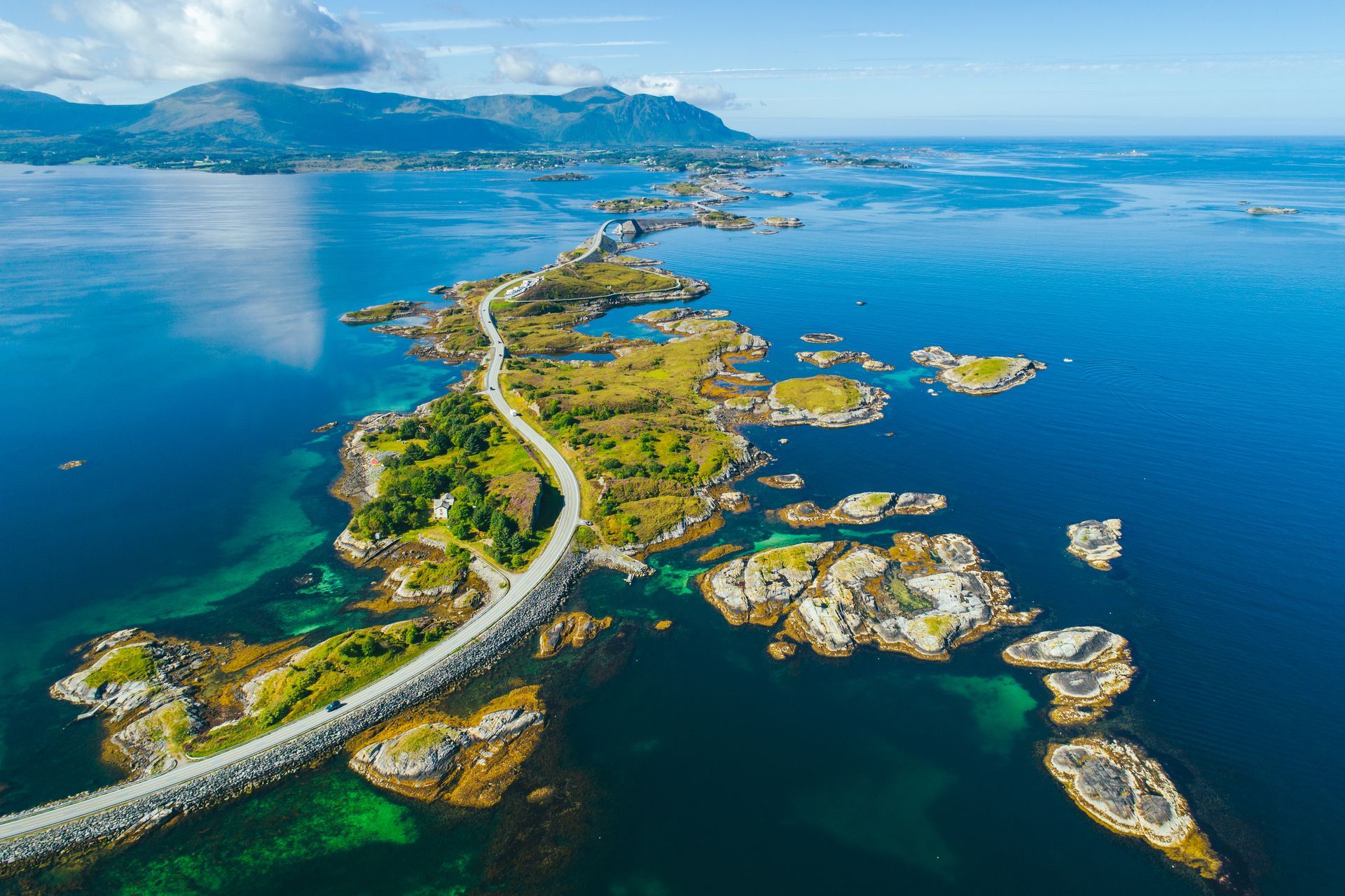 Adembenemend uitzicht op de fjorden tijdens een rondreis Noorwegen, met bergen en water