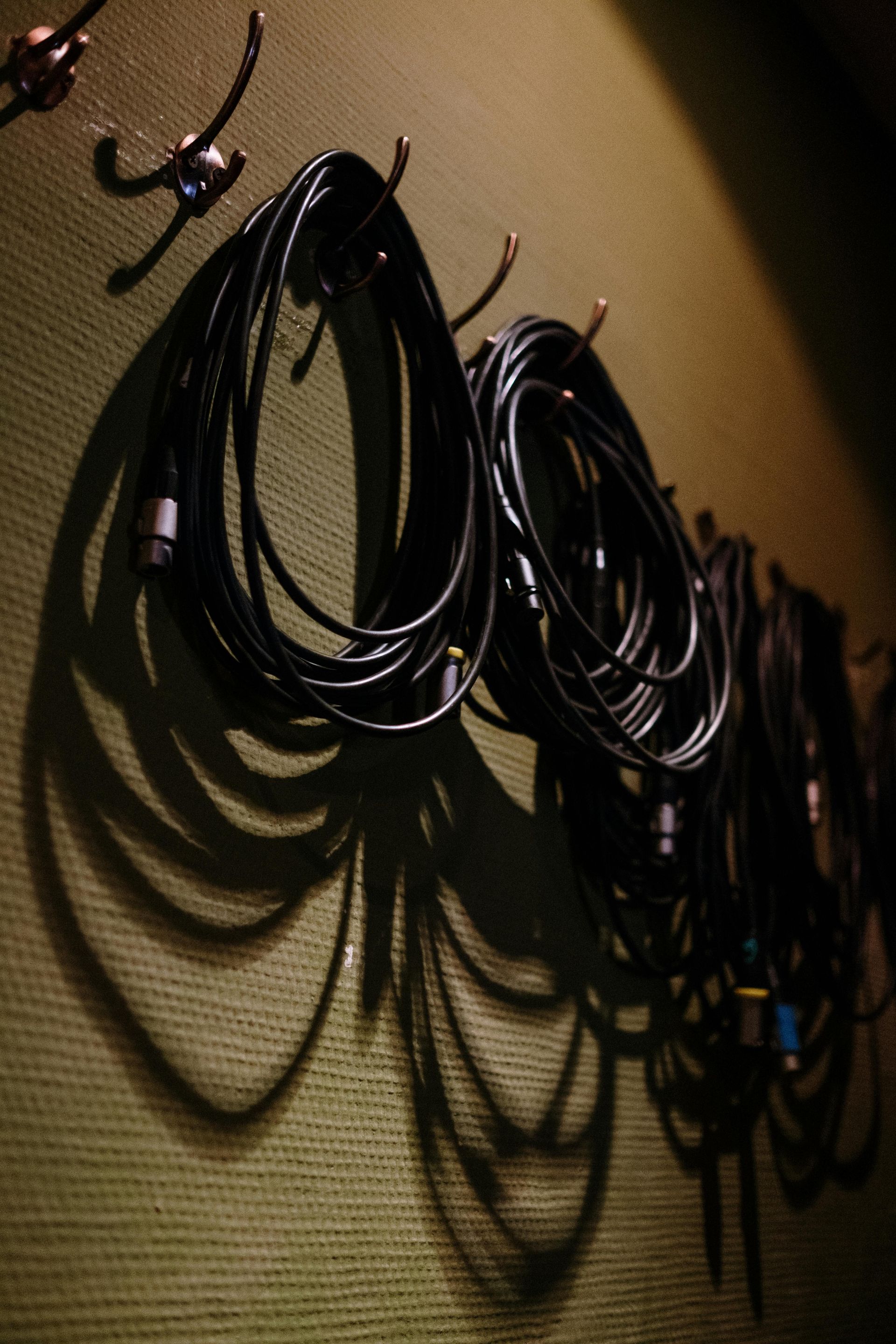 Say Goodbye to Cord Clutter: Expert Advice for a Cleaner Space