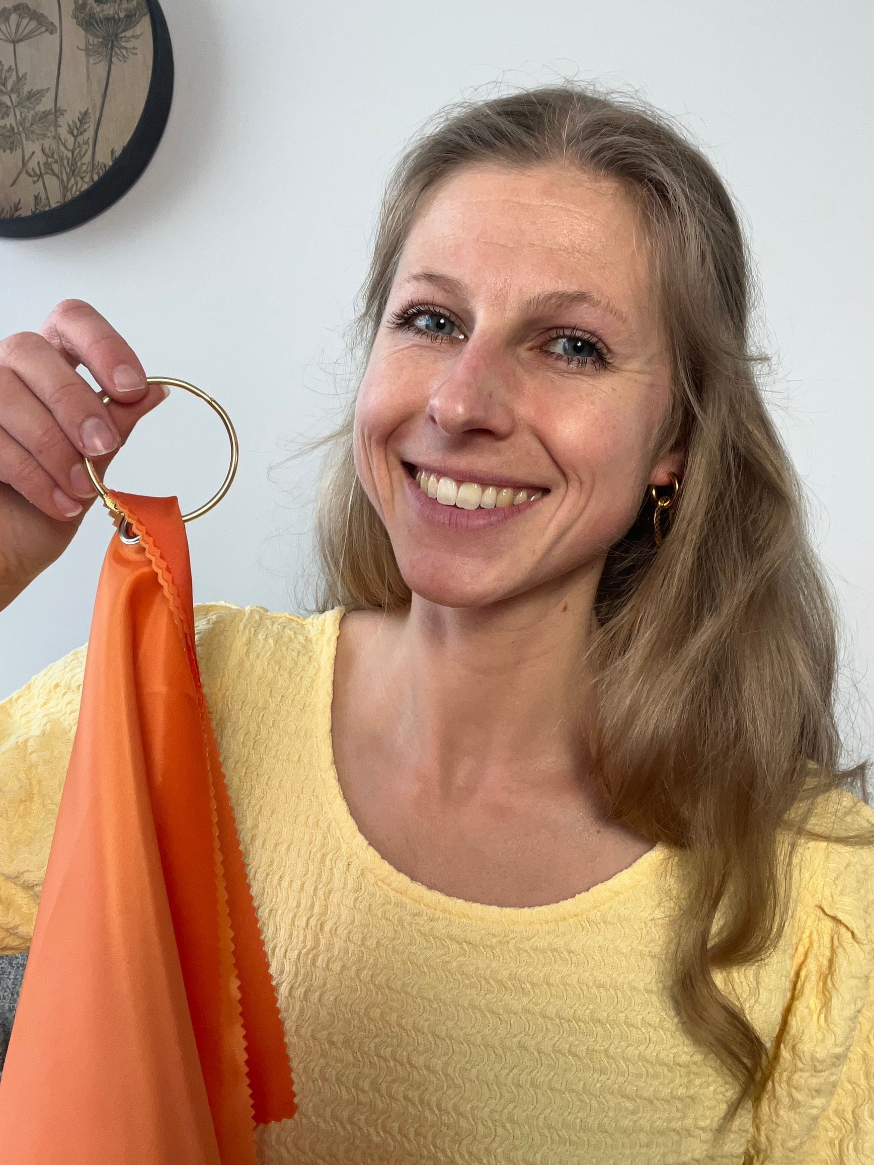 Felice met oranje kleurdoeken