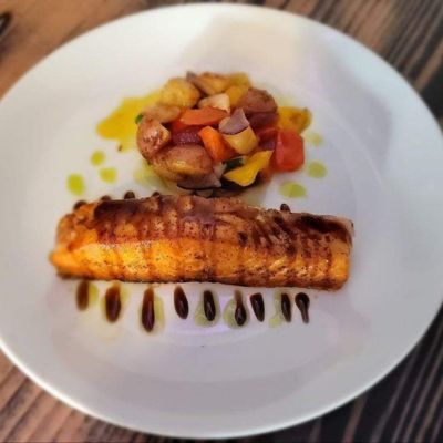 SAlmon grilled or baked with vegetables