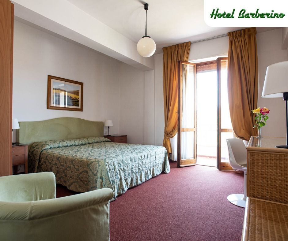 Una camera barberino dell'hotel con un letto grande