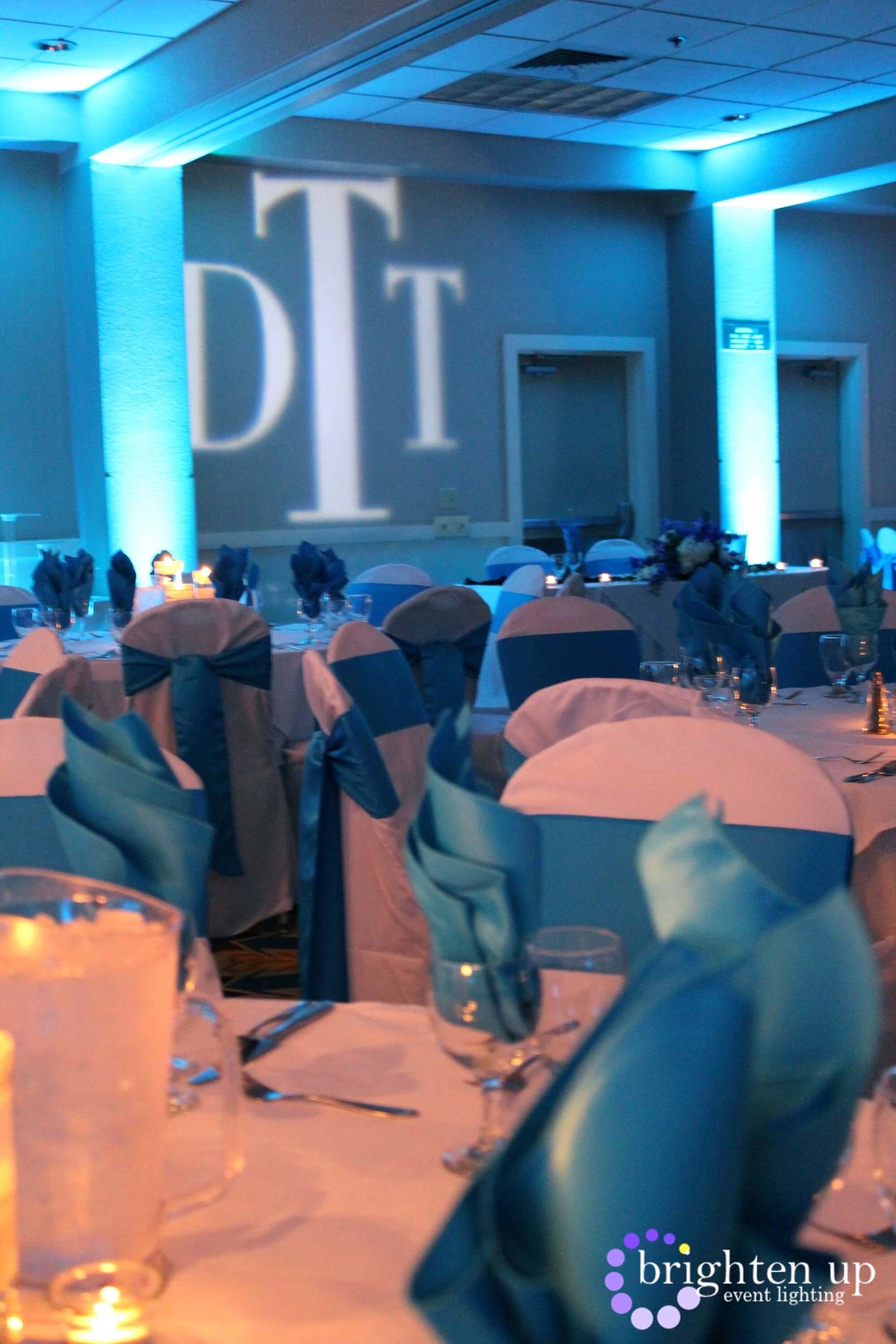 The letters dt are on the wall of a room