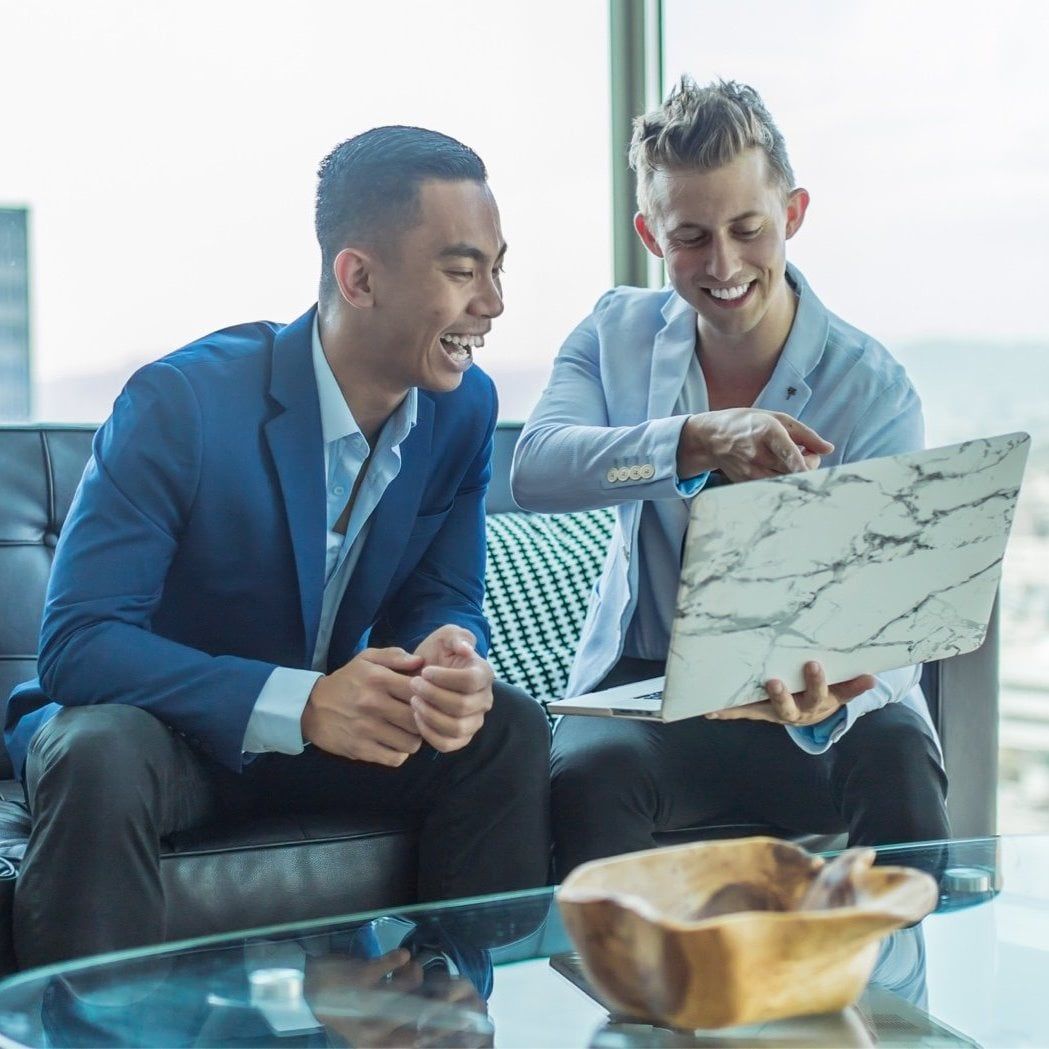Dos empresarios organizando certificados de empresa en el ordenador. Foto tomada en Santa Cruz de Tenerife.