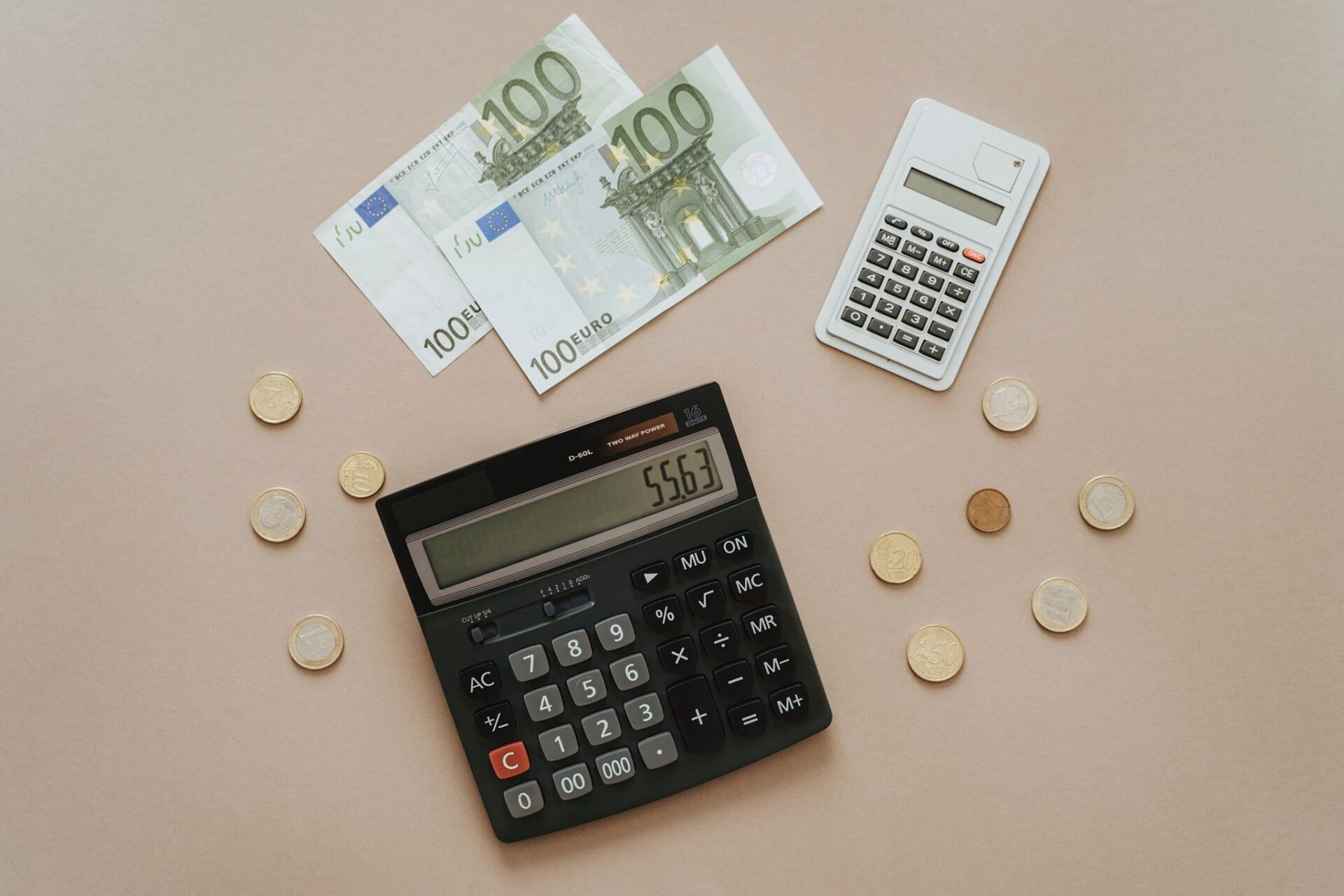 Una calculadora y euros en Asesoría Tenerife. Foto tomada en Santa Cruz de Tenerife.