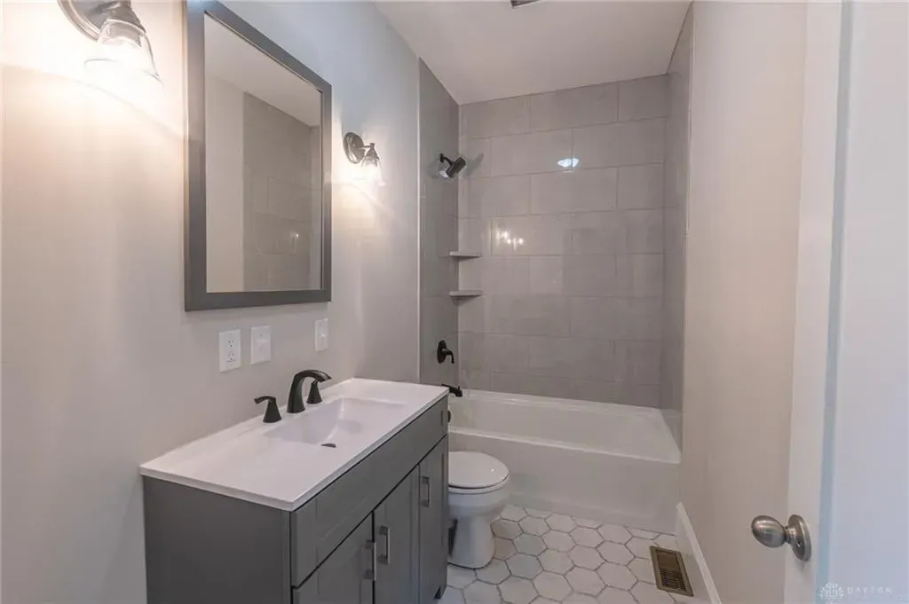532 Hickory Bathroom 2 After — Dayton, OH — Drymaxx Ohio