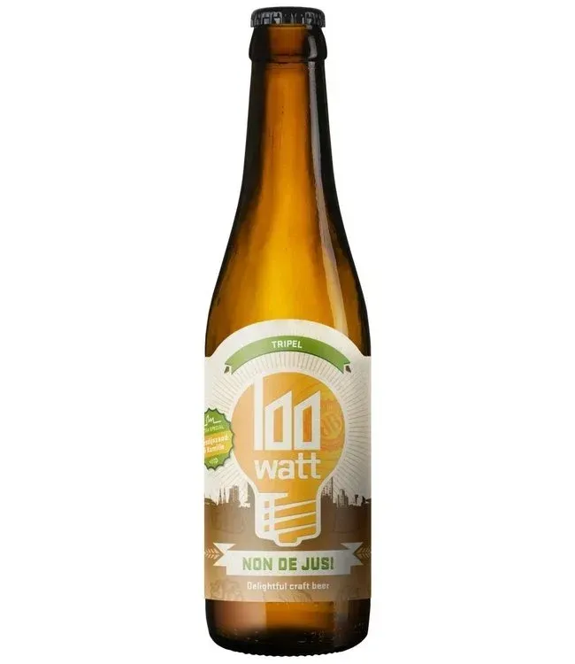 Fles tripel bier van 100 Watt Brewery met licht etiket, gloeilamp-logo en skyline van Eindhoven op de achtergrond