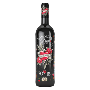 Spaanse wijn van Pinot Noir, Marseil Rouge 2018 met tattoo-stijl flesdecoratie en soepele rode wijn met fruitige stijl