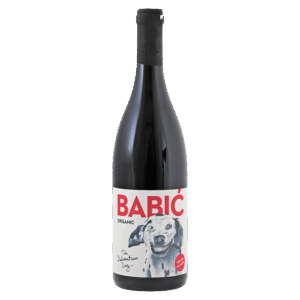 Rode wijn Babić uit Kroatië met wit etiket, rode letters en tekening van een hond, Kroatische wijn