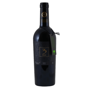 Rode wijn Negroamaro Primitivo uit Italië met zwart etiket en gouden logo van 3 Passo, Italiaanse wijn