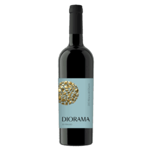 Rode wijn Nero d’Avola uit Sicilië Italië met lichtblauw etiket en gouden mozaïekbol, Italiaanse wijn