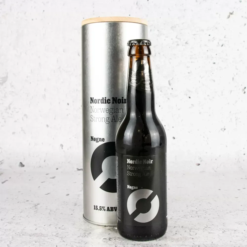Fles Nordic Noir 3 bier van Nøgne Ø met zwart etiket en zilverkleurig logo, krachtige Norwegian Strong Ale