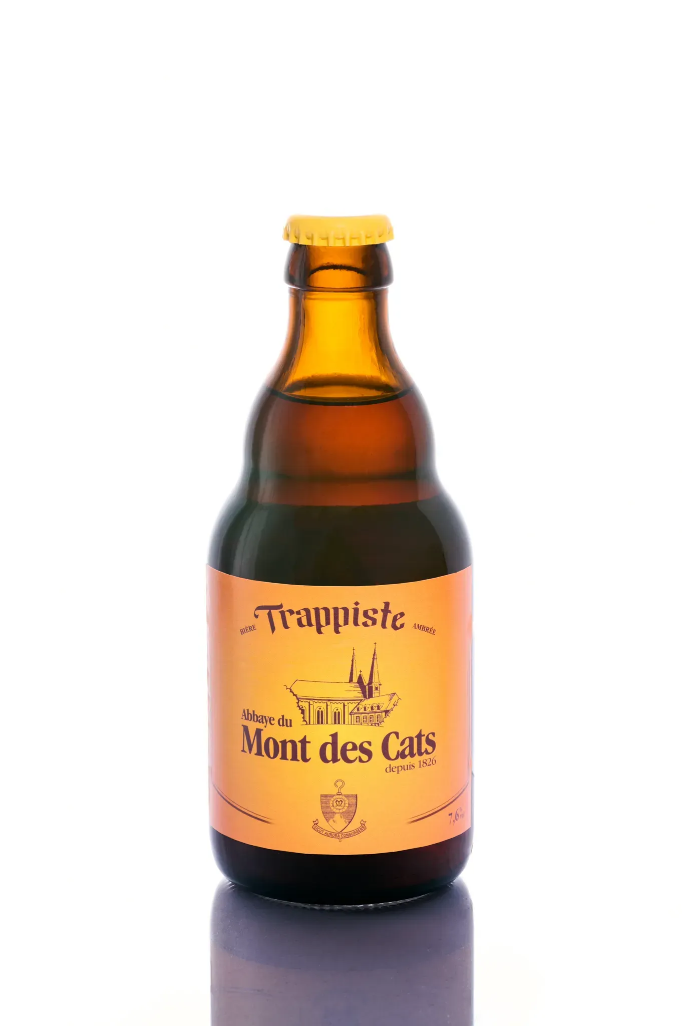 Mont des Cats bier trappistenbier uit Frankrijk met amberkleurige body in bruine bier fles met geel etiket en abdijtekening