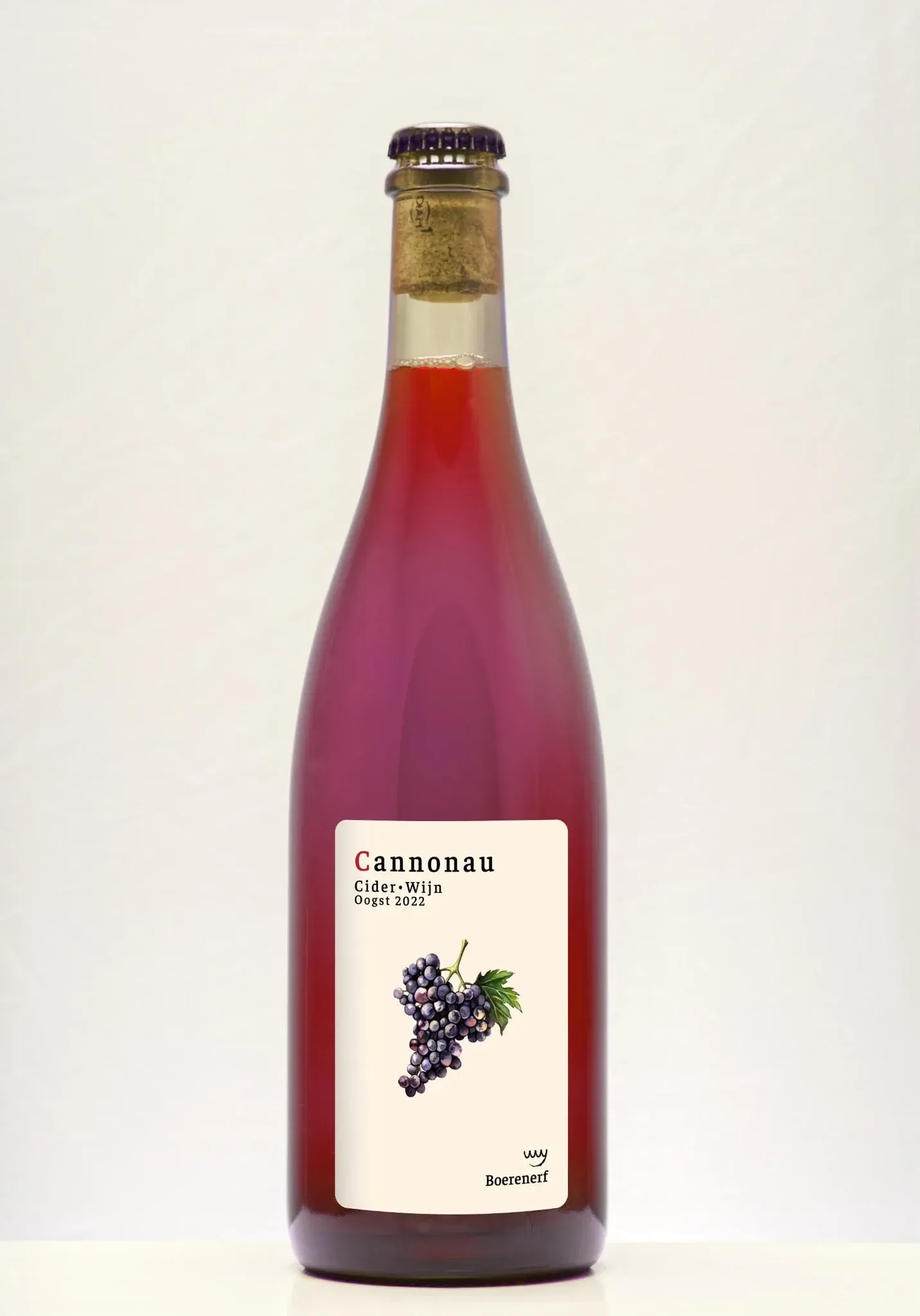 Boerenerf Cannonau Cider-Wijn oogst 2022 in robijnrode fles met kurk, combinatie van appelcider en druivenwijn
