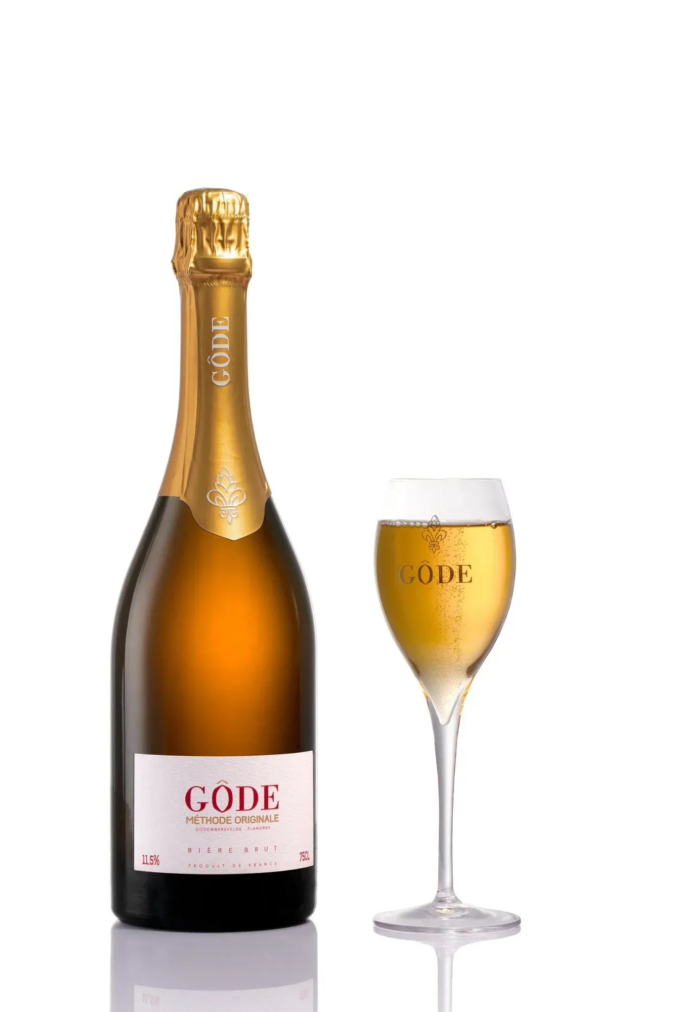 Fles Gôde Bière Brut met goudkleurige hals en wit etiket, Franse mousserende bierstijl in champagnefles