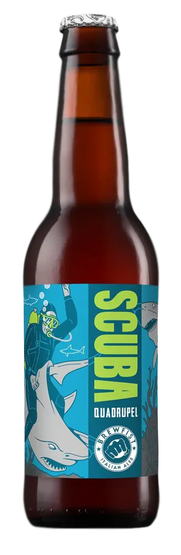 Bruin bierflesje Brewfist Scuba Quadrupel bier met duiker en haaien op blauw etiket in stripstijl