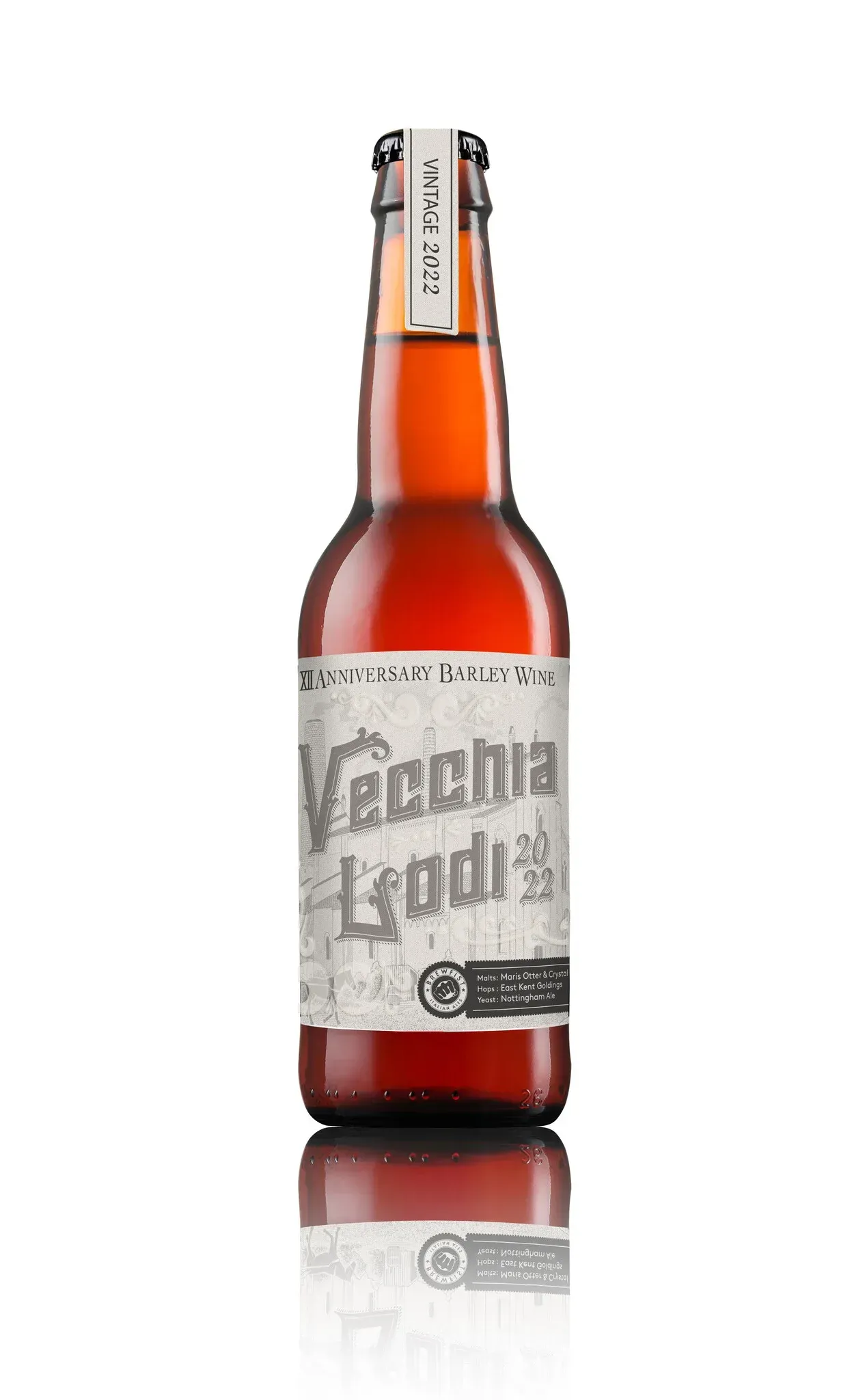 Bruine bier fles met zilver label: Vecchia Lodi 2022 Anniversary Barley Wine bier met vintage-strip op de hals.
