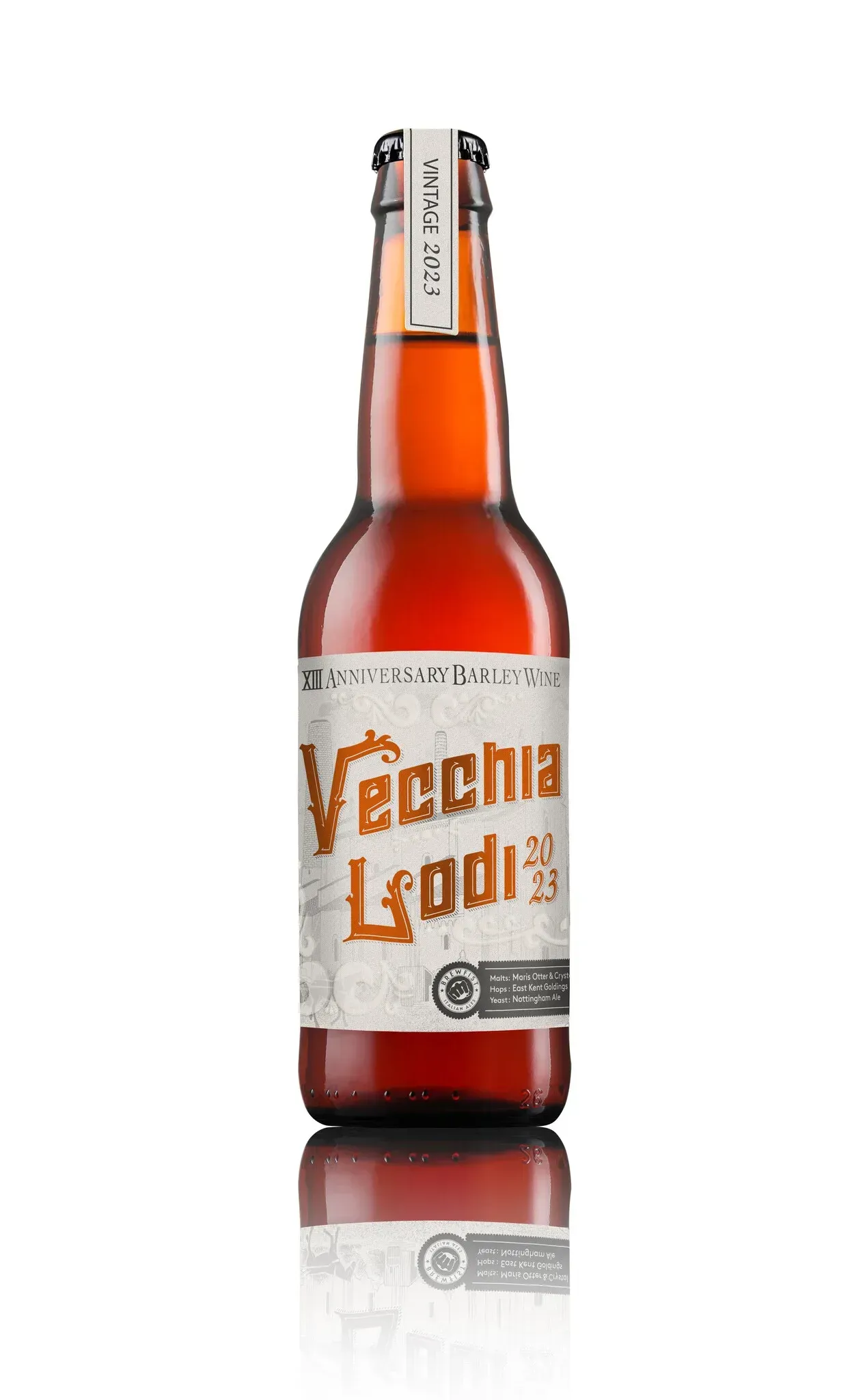 Bruine bier fles met label Vecchia Lodi 2023 Barley Wine, jubileumeditie met vintage-strip op de hals van de bier fles.