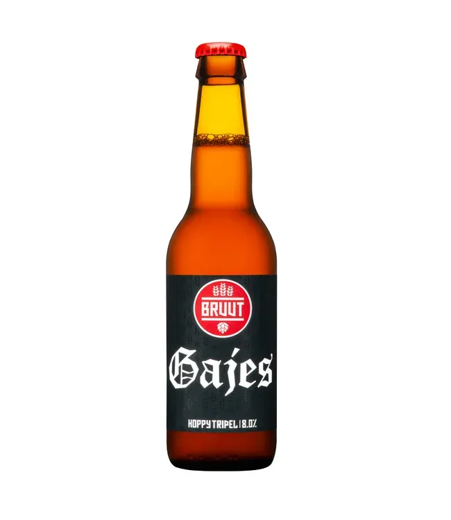 Fles hoppy tripel bier van Bruut met zwart etiket, gotisch lettertype en rode kroonkurk tegen witte achtergrond