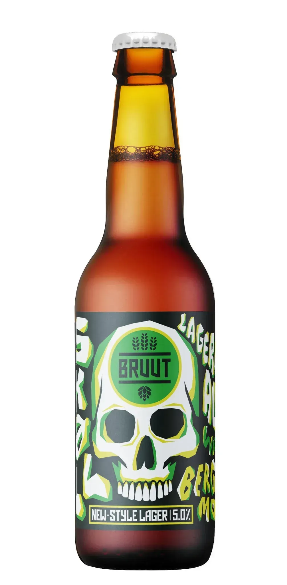 Fles BRUUT Skål bier, een New-Style Lager van 5% alcohol, met groen doodshoofdlabel tegen witte achtergrond.